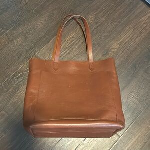 Madewell Medium Leather Transport Tote in English Saddle